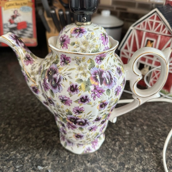 Victorias garden tea pot lamp - Picture 1 of 5